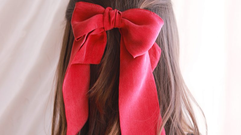 rote Haarschleife